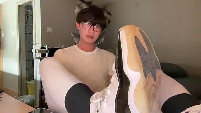 Snapshot of iambennet chatting on 12/15/25, 01:04 iambennet online show from 12/15/25, 01:04