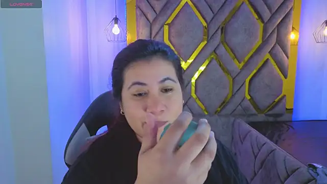 Addyy 02 online show from 12/17/25, 02:06