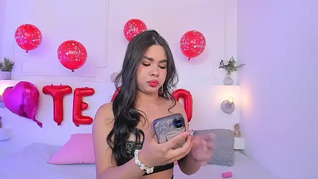 Snapshot of TianaGlow44 chatting on 02/14/26, 12:24 TianaGlow44 online show from 02/14/26, 12:24