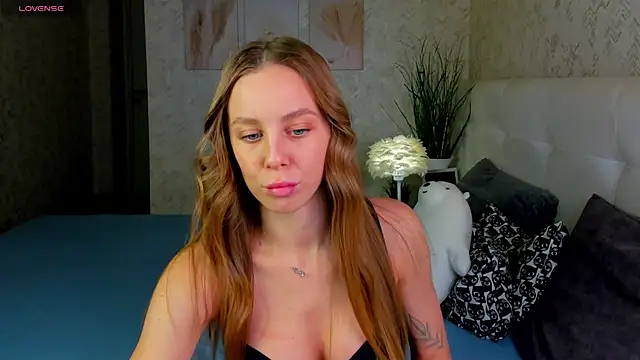 Snapshot of Verona_Brens chatting on 12/17/25, 09:15 Verona Brens online show from 12/17/25, 09:15