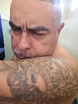 Snapshot of B1GLO chatting on 11/14/25, 04:49 B1GLO online show from 11/14/25, 04:49