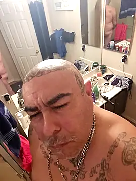 Snapshot of B1GLO chatting on 11/22/25, 11:15 B1GLO online show from 11/22/25, 11:15