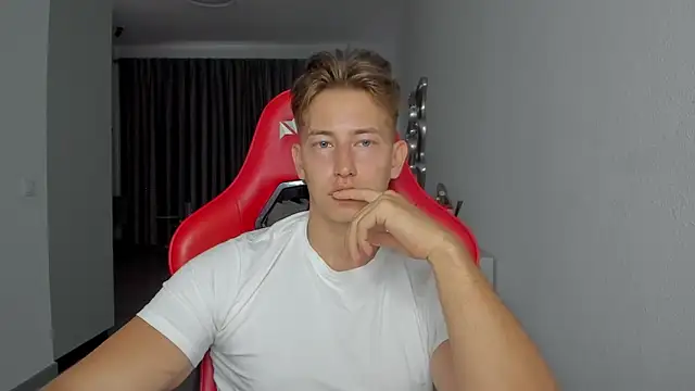 Snapshot of find0m_master chatting on 10/24/25, 09:28 find0m master online show from 10/24/25, 09:28