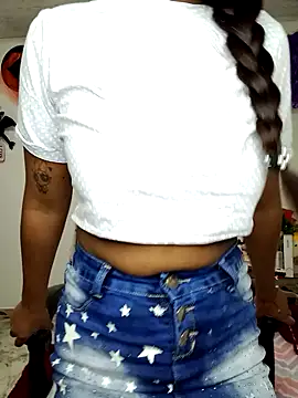 Snapshot of vannesitha25 chatting on 11/15/25, 02:35 vannesitha25 online show from 11/15/25, 02:35