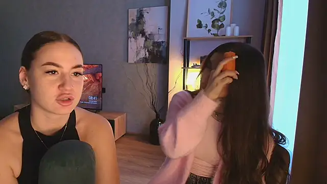 Snapshot of MayaGlow chatting on 11/27/25, 05:42 MayaGlow online show from 11/27/25, 05:42