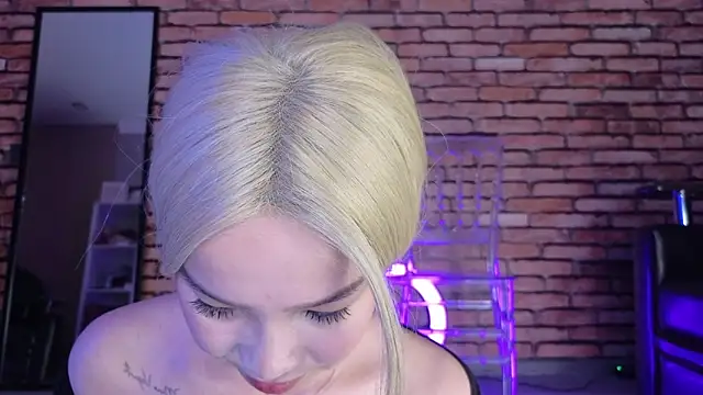 Snapshot of saya_li1 chatting on 10/28/25, 07:49 saya li1 online show from 10/28/25, 07:49