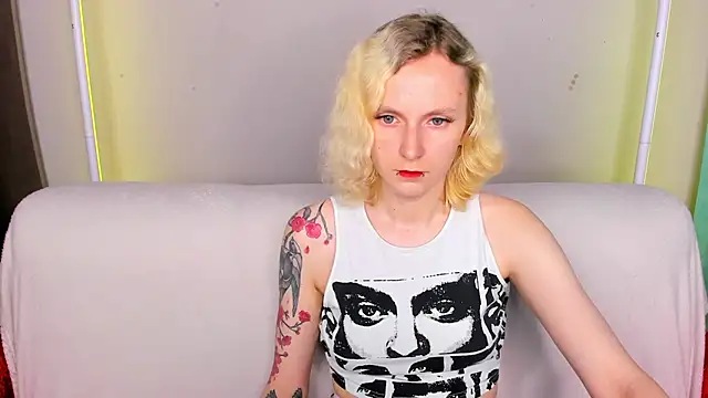 Snapshot of LikiLips chatting on 06/14/26, 01:03 LikiLips online show from 06/14/26, 01:03