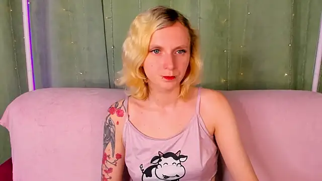 Snapshot of LikiLips chatting on 06/19/26, 01:10 LikiLips online show from 06/19/26, 01:10