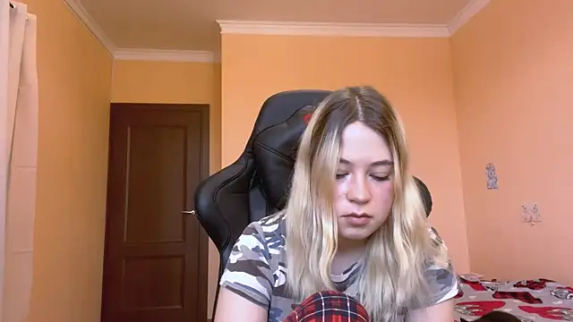 Snapshot of HotLuna69 chatting on 12/17/25, 07:25 HotLuna69 online show from 12/17/25, 07:25