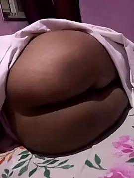 Snapshot of vickymtrb chatting on 11/04/25, 05:12 vickymtrb online show from 11/04/25, 05:12