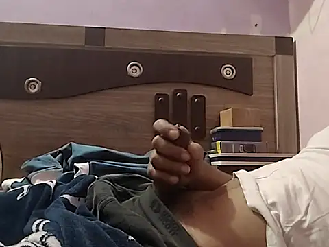 Snapshot of vickymtrb chatting on 11/14/25, 07:12 vickymtrb online show from 11/14/25, 07:12