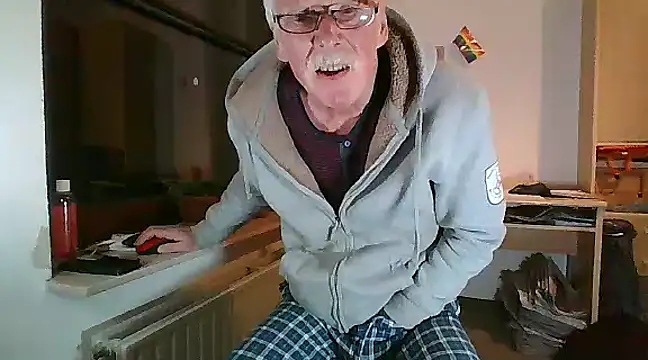 Snapshot of super-snoopy chatting on 12/15/24, 03:42 super-snoopy online show from 12/15/24, 03:42