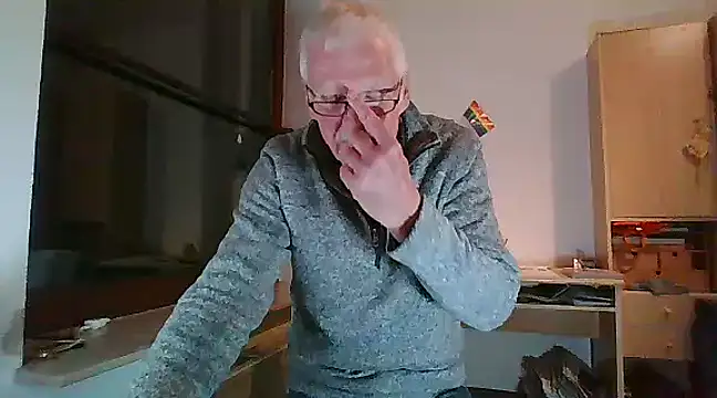 Snapshot of super-snoopy chatting on 12/25/24, 07:45 super-snoopy online show from 12/25/24, 07:45