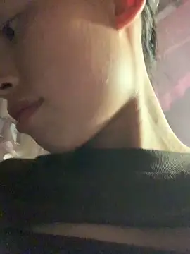 Snapshot of Han-han123 chatting on 11/13/25, 10:19 Han-han123 online show from 11/13/25, 10:19