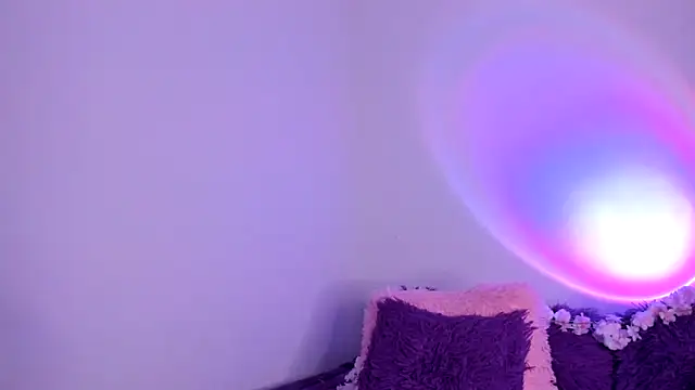 Snapshot of HeidyRousse chatting on 12/19/25, 10:00 HeidyRousse online show from 12/19/25, 10:00