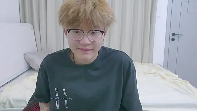 KK-cuteboy online show from 04/04/26, 10:13