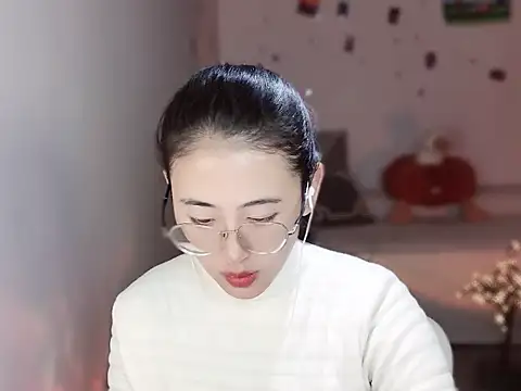 Snapshot of Queena_ chatting on 12/17/25, 09:26 Queena online show from 12/17/25, 09:26