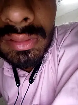 Snapshot of siddBus chatting on 10/30/25, 11:00 siddBus online show from 10/30/25, 11:00