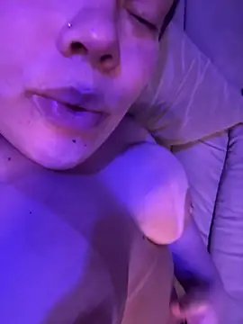 Fernandinhacarioca021rj online show from 04/14/26, 01:33