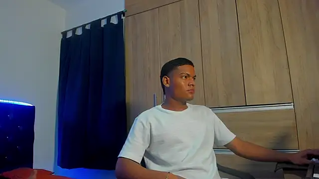 Snapshot of isaac_master77 chatting on 11/11/25, 02:55 isaac master77 online show from 11/11/25, 02:55