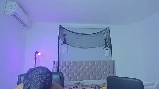 Snapshot of isaac_master77 chatting on 11/23/25, 04:01 isaac master77 online show from 11/23/25, 04:01