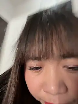 Snapshot of weiww1995 chatting on 12/17/25, 02:17 weiww1995 online show from 12/17/25, 02:17