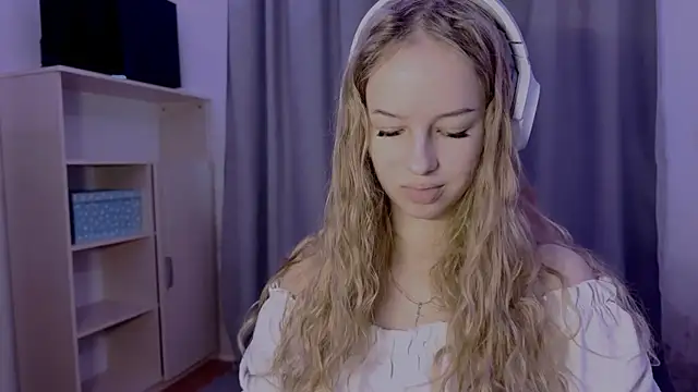 LunaCrave online show from 10/30/25, 12:06