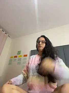 Snapshot of julieta_rossi chatting on 11/28/25, 03:20 julieta rossi online show from 11/28/25, 03:20