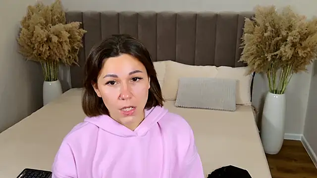 Snapshot of EdenSolis chatting on 11/17/25, 09:37 EdenSolis online show from 11/17/25, 09:37