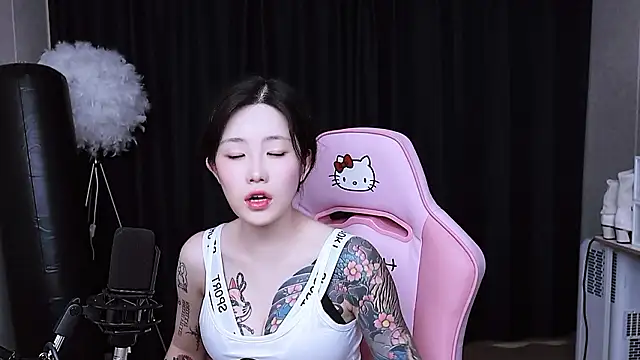 Snapshot of MISA_02 chatting on 10/30/25, 12:06 MISA 02 online show from 10/30/25, 12:06