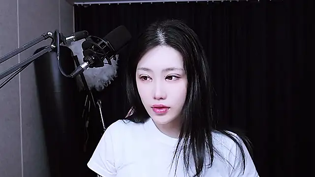 Snapshot of MISA_02 chatting on 11/14/25, 01:43 MISA 02 online show from 11/14/25, 01:43