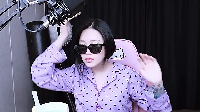 Snapshot of MISA_02 chatting on 11/19/25, 02:39 MISA 02 online show from 11/19/25, 02:39