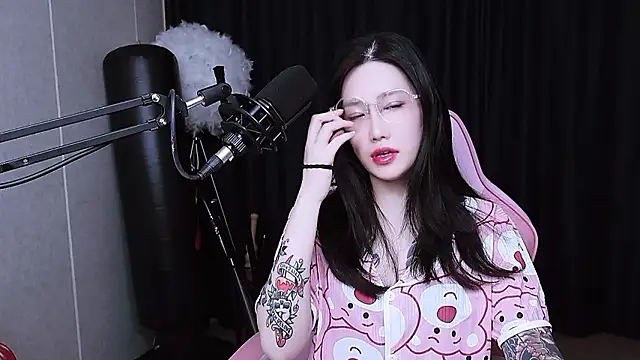 Snapshot of MISA_02 chatting on 11/23/25, 12:05 MISA 02 online show from 11/23/25, 12:05