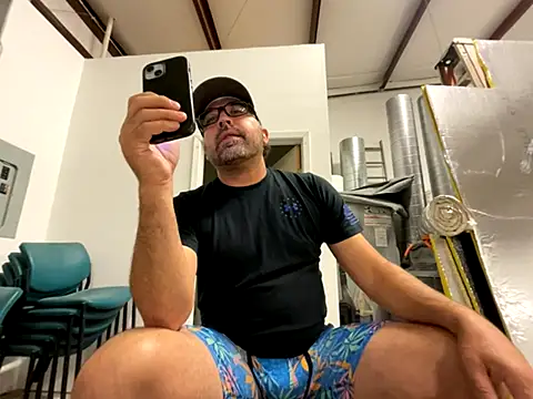 Snapshot of Fun_Time_Ron_2 chatting on 10/14/25, 01:45 Fun Time Ron 2 online show from 10/14/25, 01:45