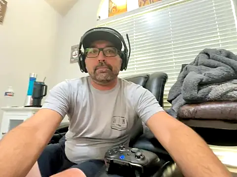 Snapshot of Fun_Time_Ron_2 chatting on 10/18/25, 10:21 Fun Time Ron 2 online show from 10/18/25, 10:21