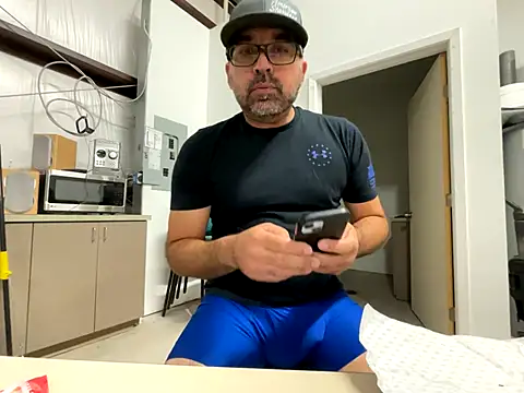 Snapshot of Fun_Time_Ron_2 chatting on 10/23/25, 02:49 Fun Time Ron 2 online show from 10/23/25, 02:49