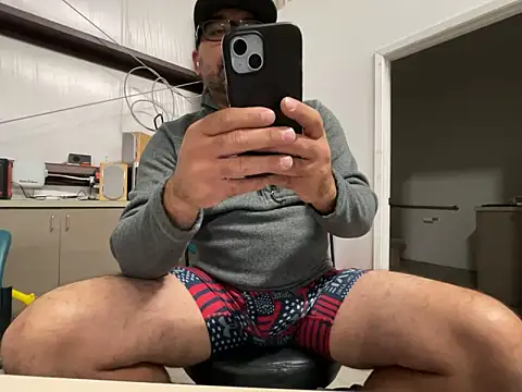 Snapshot of Fun_Time_Ron_2 chatting on 10/29/25, 10:00 Fun Time Ron 2 online show from 10/29/25, 10:00