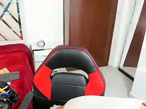 Snapshot of Valtainsexy chatting on 11/12/25, 02:17 Valtainsexy online show from 11/12/25, 02:17