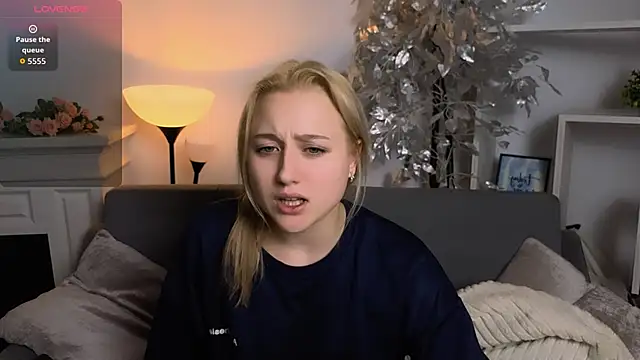 Lulu   Moon online show from 12/17/25, 09:54