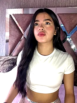 LunaMoore Pink online show from 10/17/25, 01:57