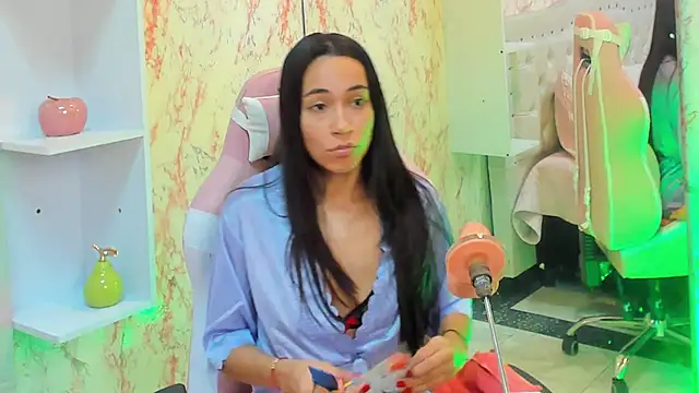 Snapshot of GabbiePrice chatting on 10/17/25, 03:25 GabbiePrice online show from 10/17/25, 03:25