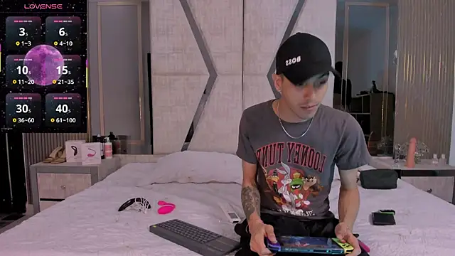 DerryAndIzzy online show from 11/06/25, 02:07