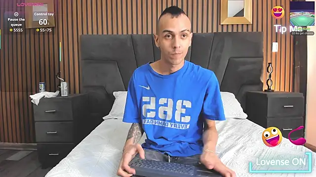 DerryAndIzzy online show from 11/12/25, 04:13