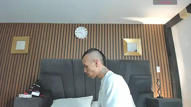 DerryAndIzzy online show from 11/13/25, 04:33