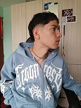 Snapshot of heyy_noah11 chatting on 07/19/26, 07:39 heyy noah11 online show from 07/19/26, 07:39