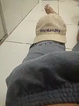 Snapshot of Guilhermekovaliosky chatting on 12/17/25, 03:51 Guilhermekovaliosky online show from 12/17/25, 03:51