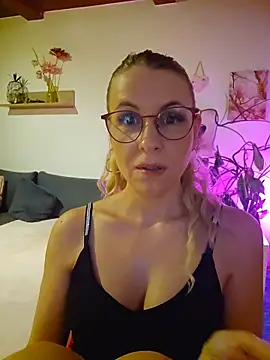 Snapshot of VanessaVoxx chatting on 09/19/25, 05:24 VanessaVoxx online show from 09/19/25, 05:24