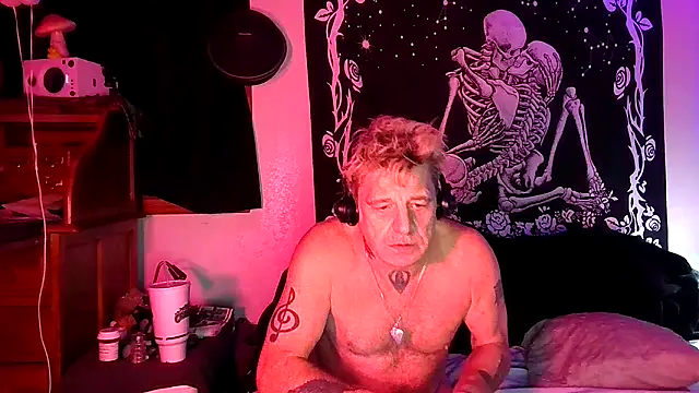 whitehole4bbc252 online show from 04/21/26, 02:51