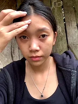 linh-lan1 online show from 10/31/25, 12:33