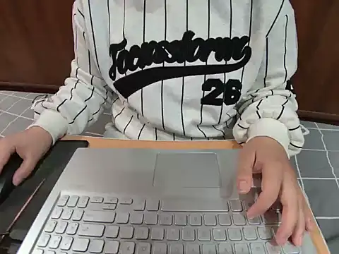 Hanna Mina online show from 12/17/25, 05:02